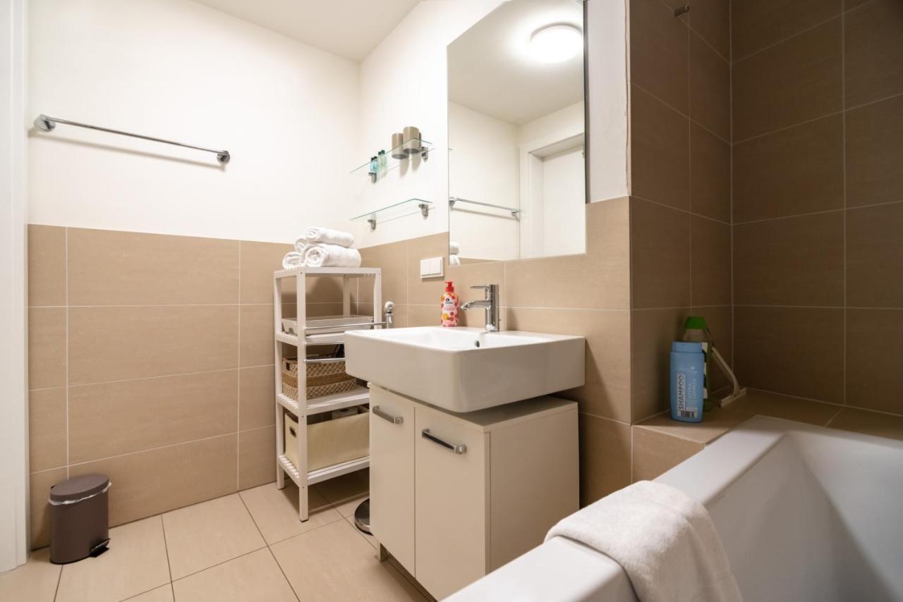 Quiet And Cozy Apartment Next To Mariahilfer Strasse And Naschmarkt With Ac, Minimum 30 Nights Вена Экстерьер фото